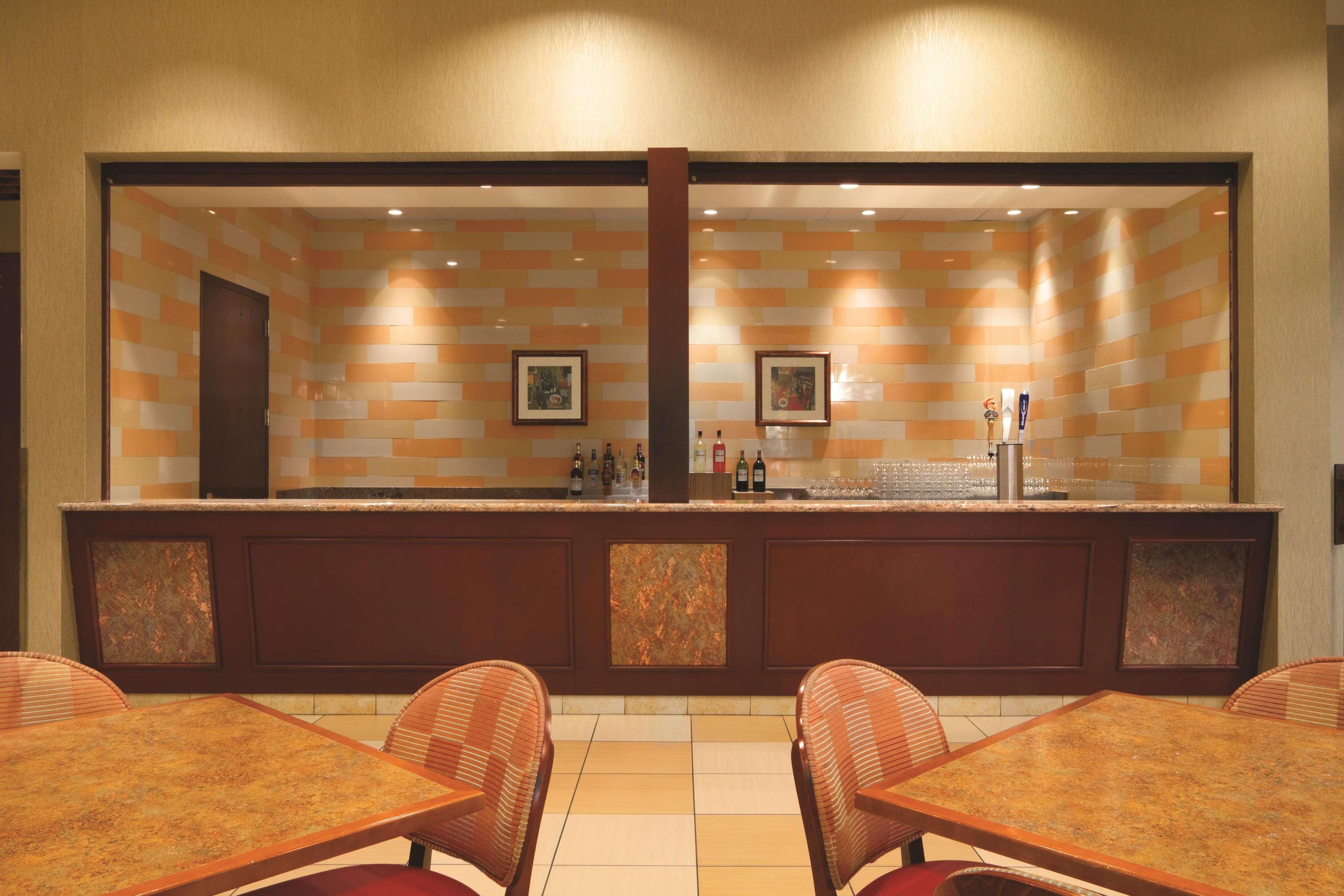 เอ็มบาสซี สวีทส์ นอร์แมน โฮเต็ล แอนด์ คอนเฟอเรนซ์ เซ็นเตอร์ Hotel ร้านอาหาร รูปภาพ