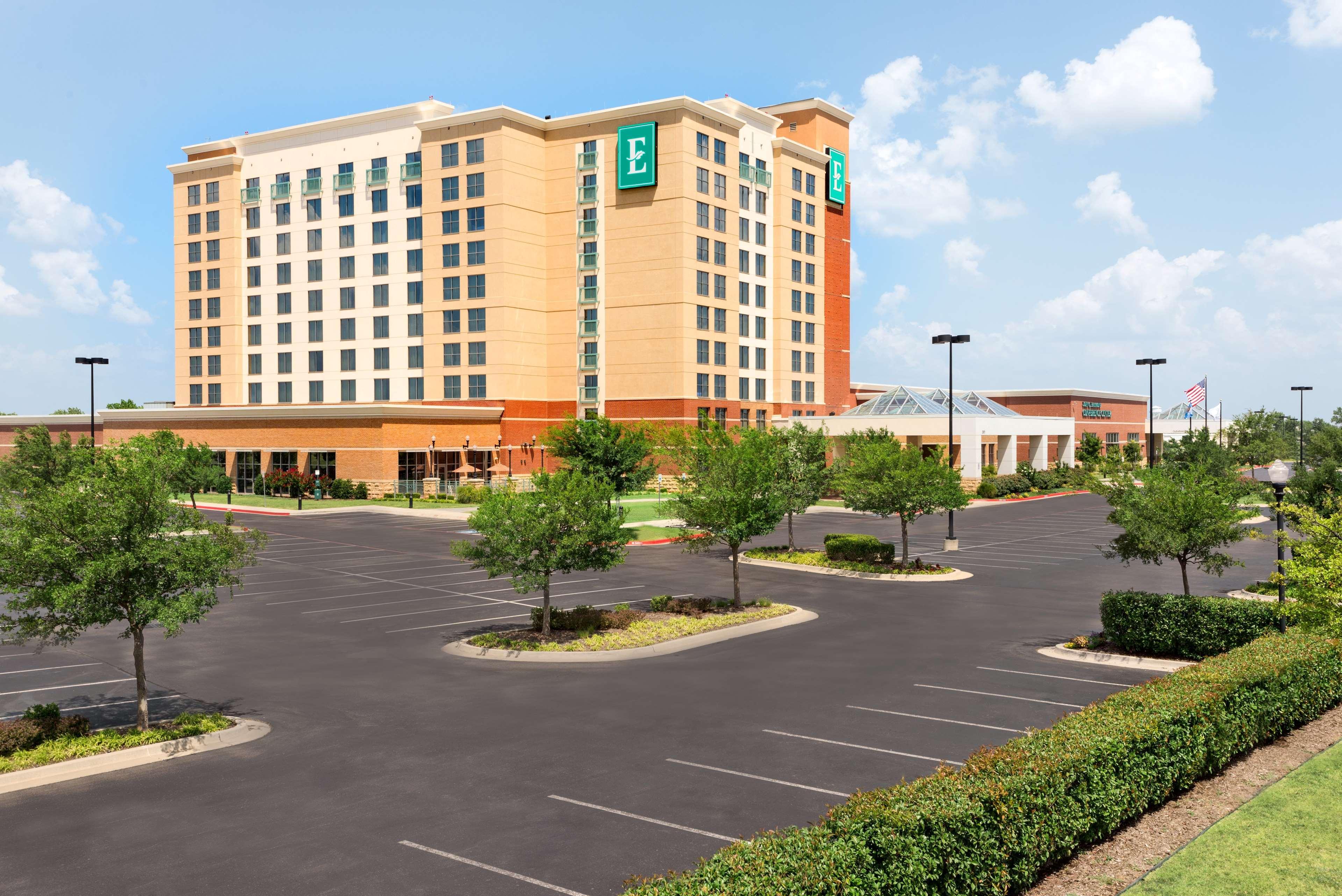 เอ็มบาสซี สวีทส์ นอร์แมน โฮเต็ล แอนด์ คอนเฟอเรนซ์ เซ็นเตอร์ Hotel ภายนอก รูปภาพ