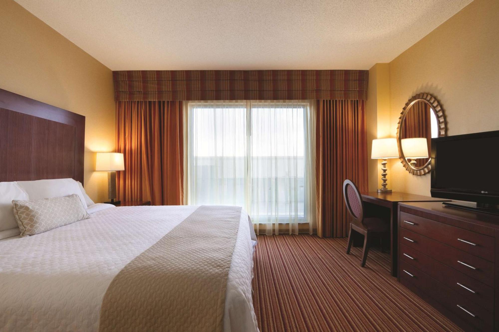 เอ็มบาสซี สวีทส์ นอร์แมน โฮเต็ล แอนด์ คอนเฟอเรนซ์ เซ็นเตอร์ Hotel ภายนอก รูปภาพ