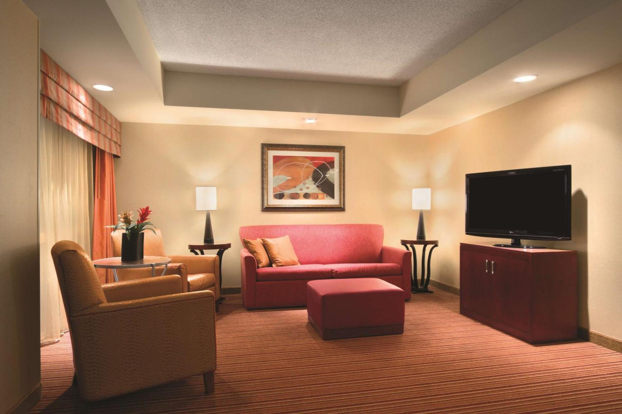 เอ็มบาสซี สวีทส์ นอร์แมน โฮเต็ล แอนด์ คอนเฟอเรนซ์ เซ็นเตอร์ Hotel ภายนอก รูปภาพ
